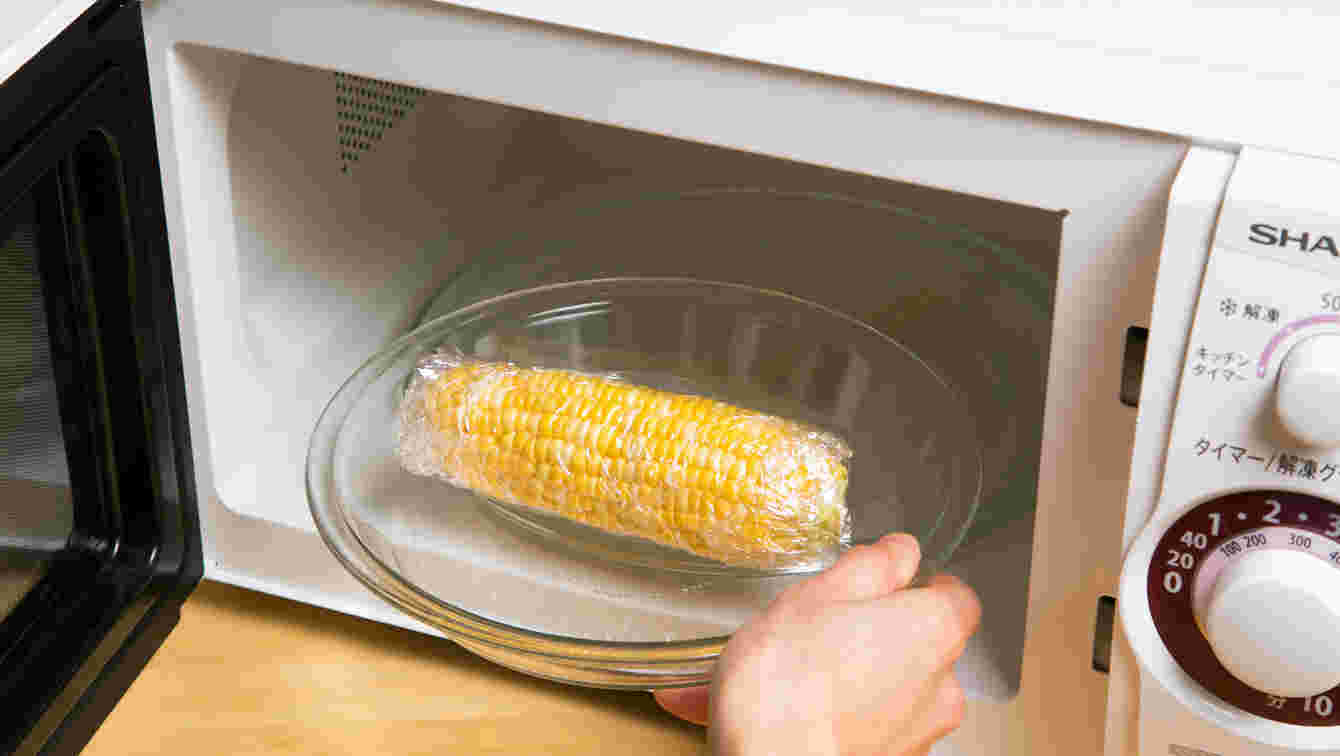 皮なしのとうもろこしを電子レンジに入れている様子