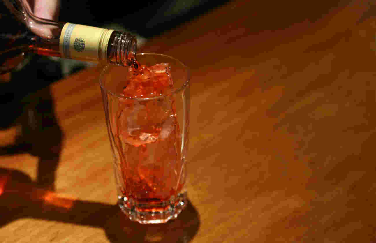 お酒を注いでいる