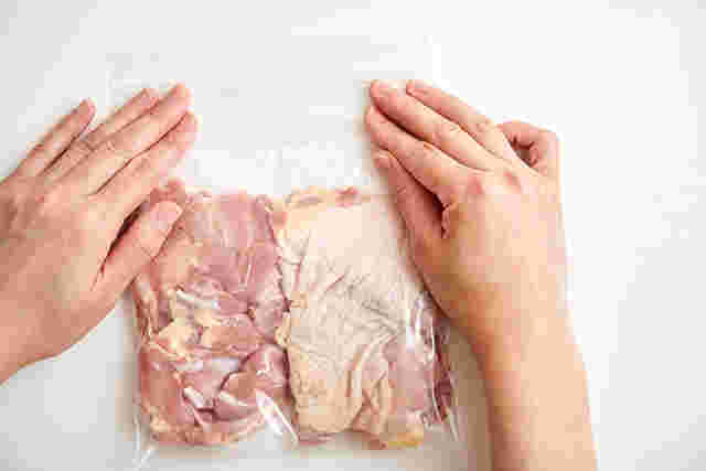 鶏もも肉を密封している写真