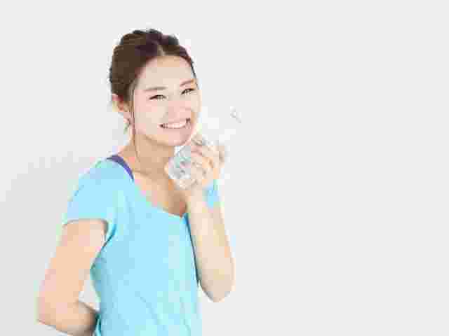 ペットボトルを持った女性