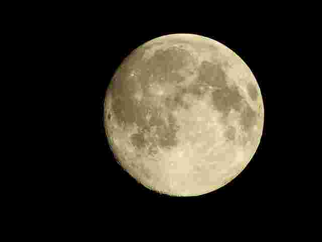 夜空に浮かぶ満月