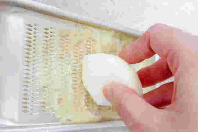 カットされた玉ねぎをすりおろしている様子