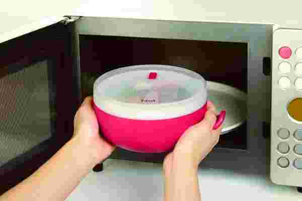 容器を電子レンジに入れようとしている様子