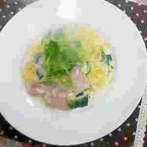ベーコンとほうれん草のレモンクリームパスタを皿に盛り付けた完成品