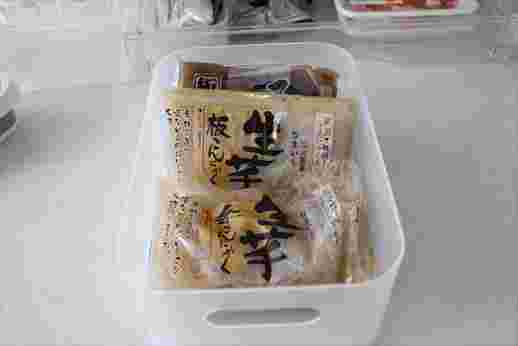 ケースにこんにゃくを入れて冷蔵庫に入れる
