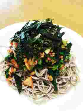 キムチ納豆とほうれん草でパスタ風そば
