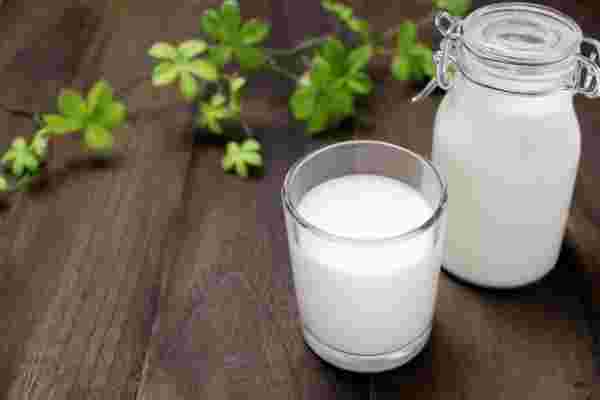 グラスに注がれた牛乳の様子