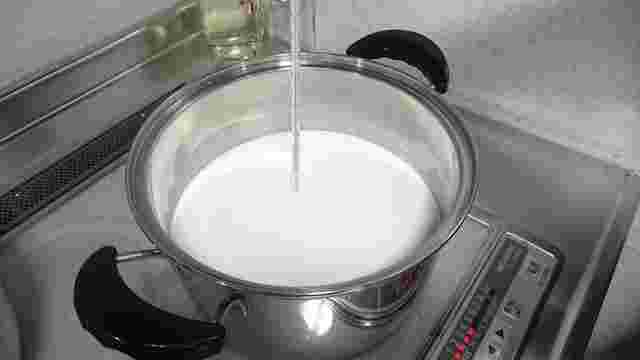 牛乳を加熱している様子