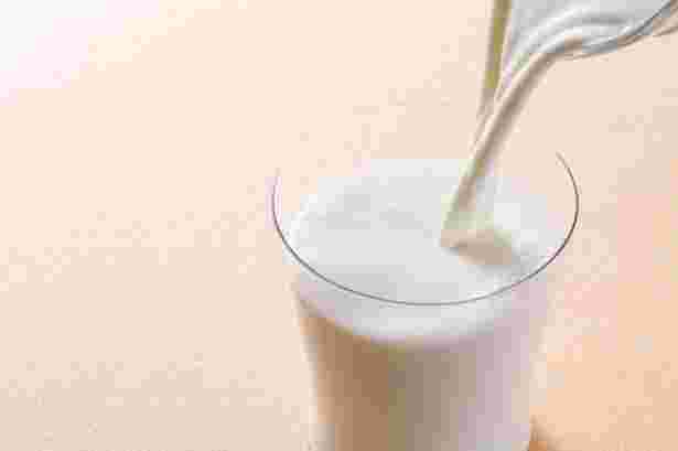 グラスに注がれている牛乳の様子