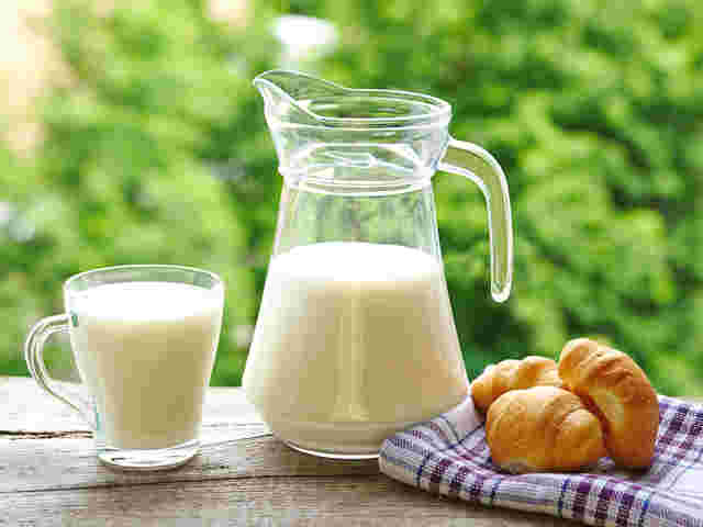 テーブルの上に置かれた牛乳とパンの様子
