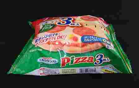 袋が膨らんだ冷凍食品の様子