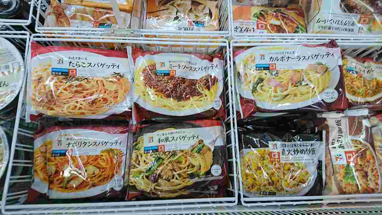 コンビニで販売されている冷凍パスタの様子