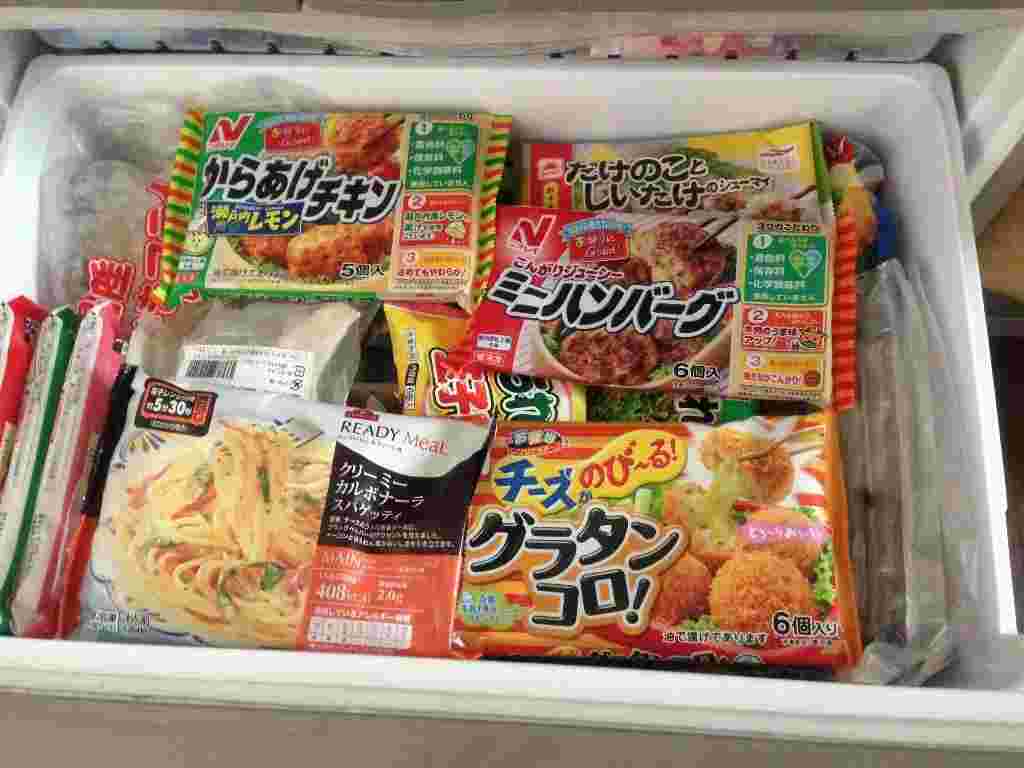 冷凍庫で保存されている冷凍食品の様子