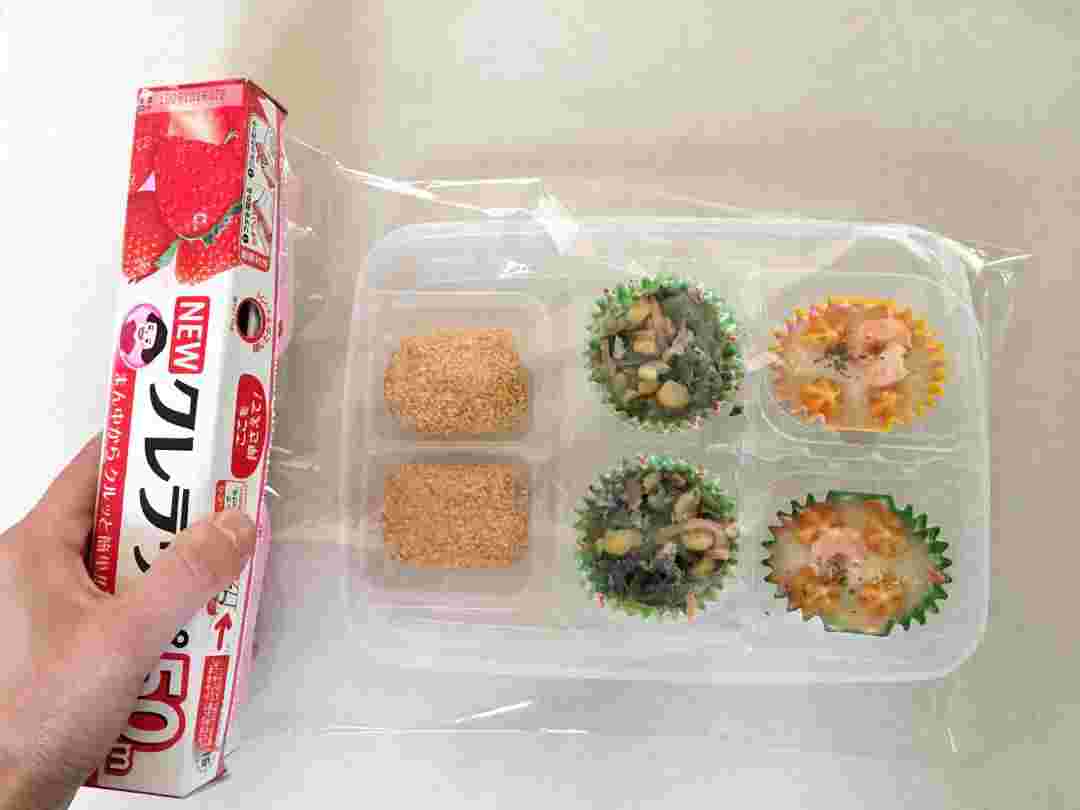 冷凍食品にラップをかけている様子