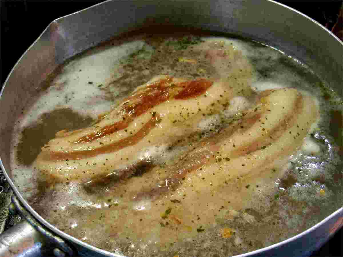豚塊肉を塩抜きした後に茹でる