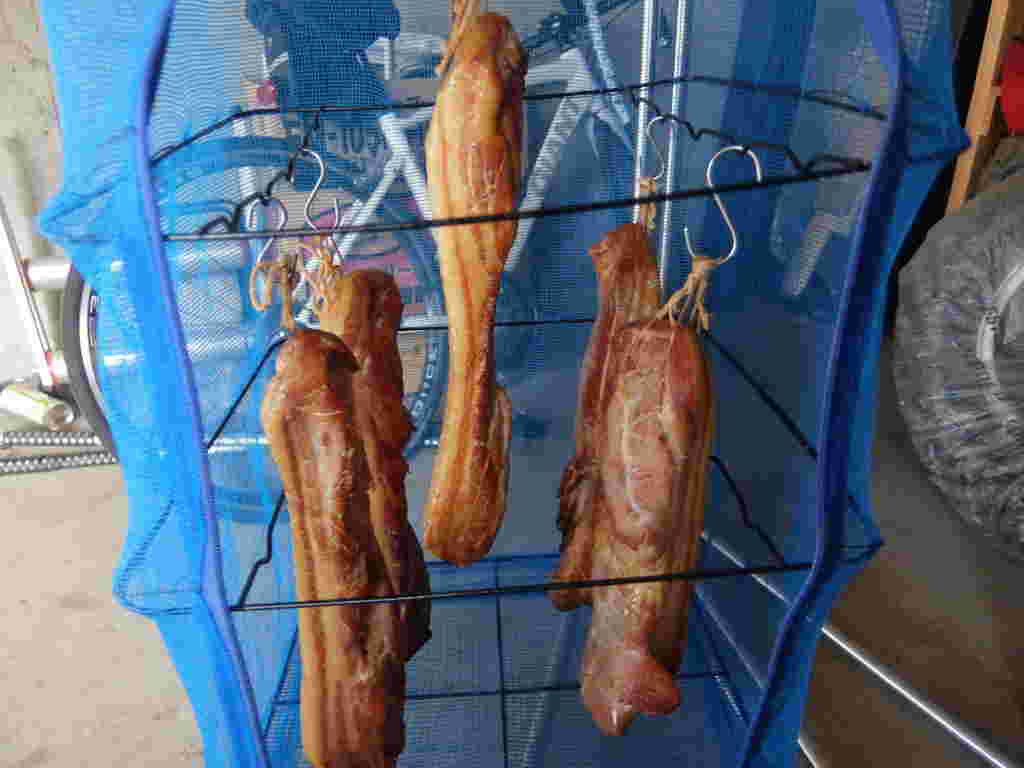 茹でた豚の塊肉を専用ネットの中に入れて乾燥させる