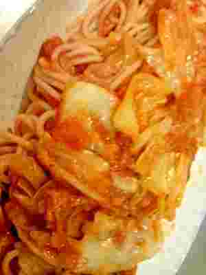 細長い皿の上にトマトソースで味付けあされたキャベツとパスタが盛られている