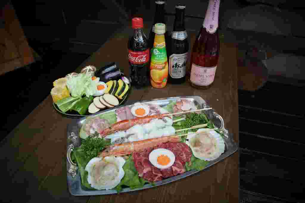 バーベキューの食材とアルコール、ソフトドリンク