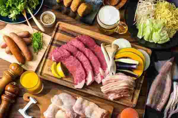 肉や野菜などのバーベキュー用のたくさんの食材を上から見た画像