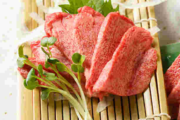 牛タンの刺し身