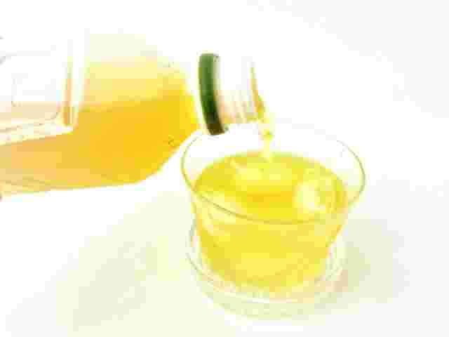 ペットボトルのお茶をグラスに注ぐ