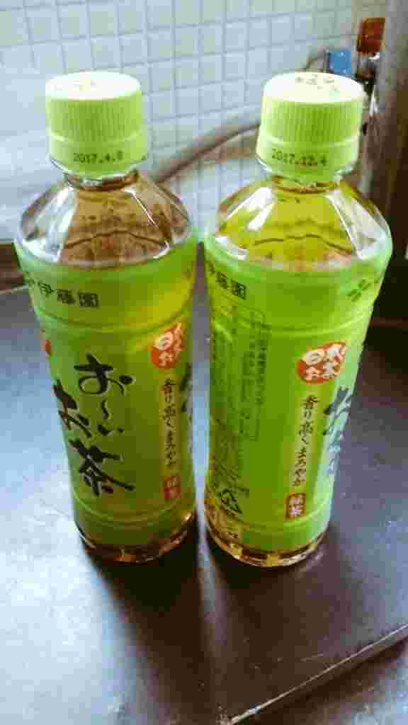 賞味期限内のお茶と賞味期限切れのお茶