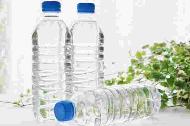 ペットボトル入りの水