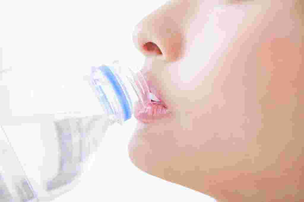 ペットボトルの水を飲む