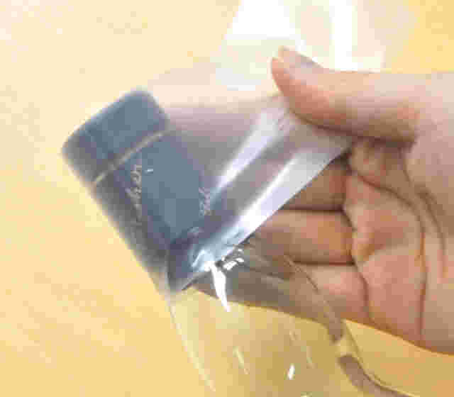 パラフィルムを巻き付けているボトルの栓