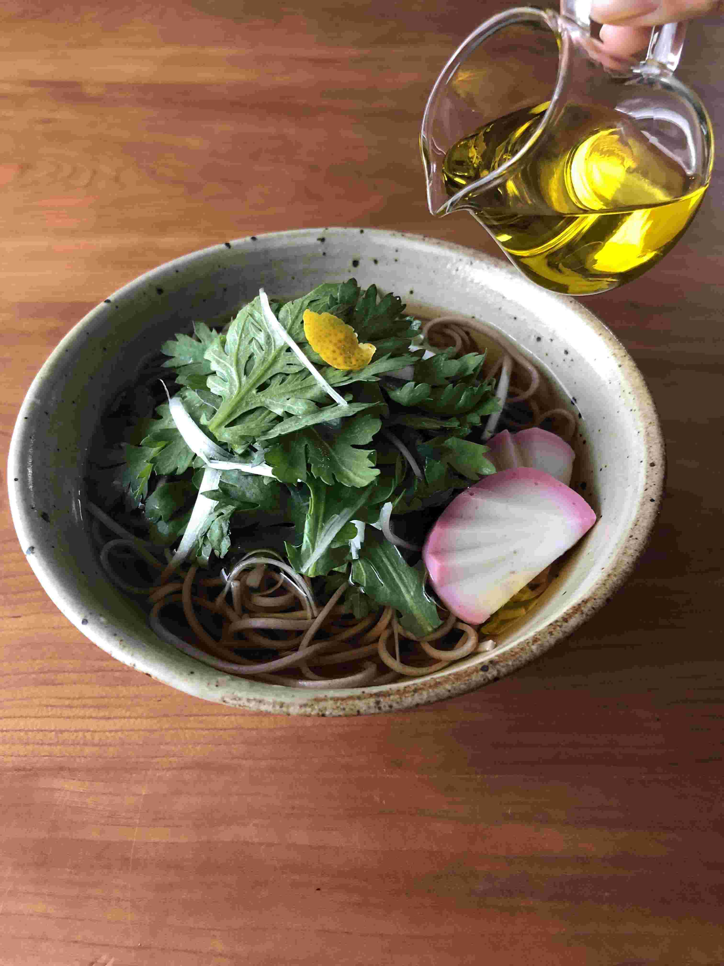 温かい蕎麦にオリーブオイルをかける