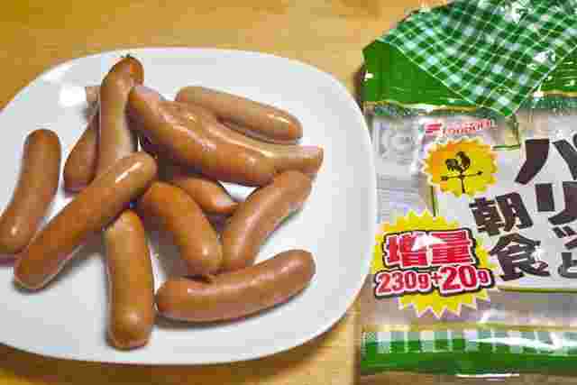 ウインナーを袋から出して皿にのせている