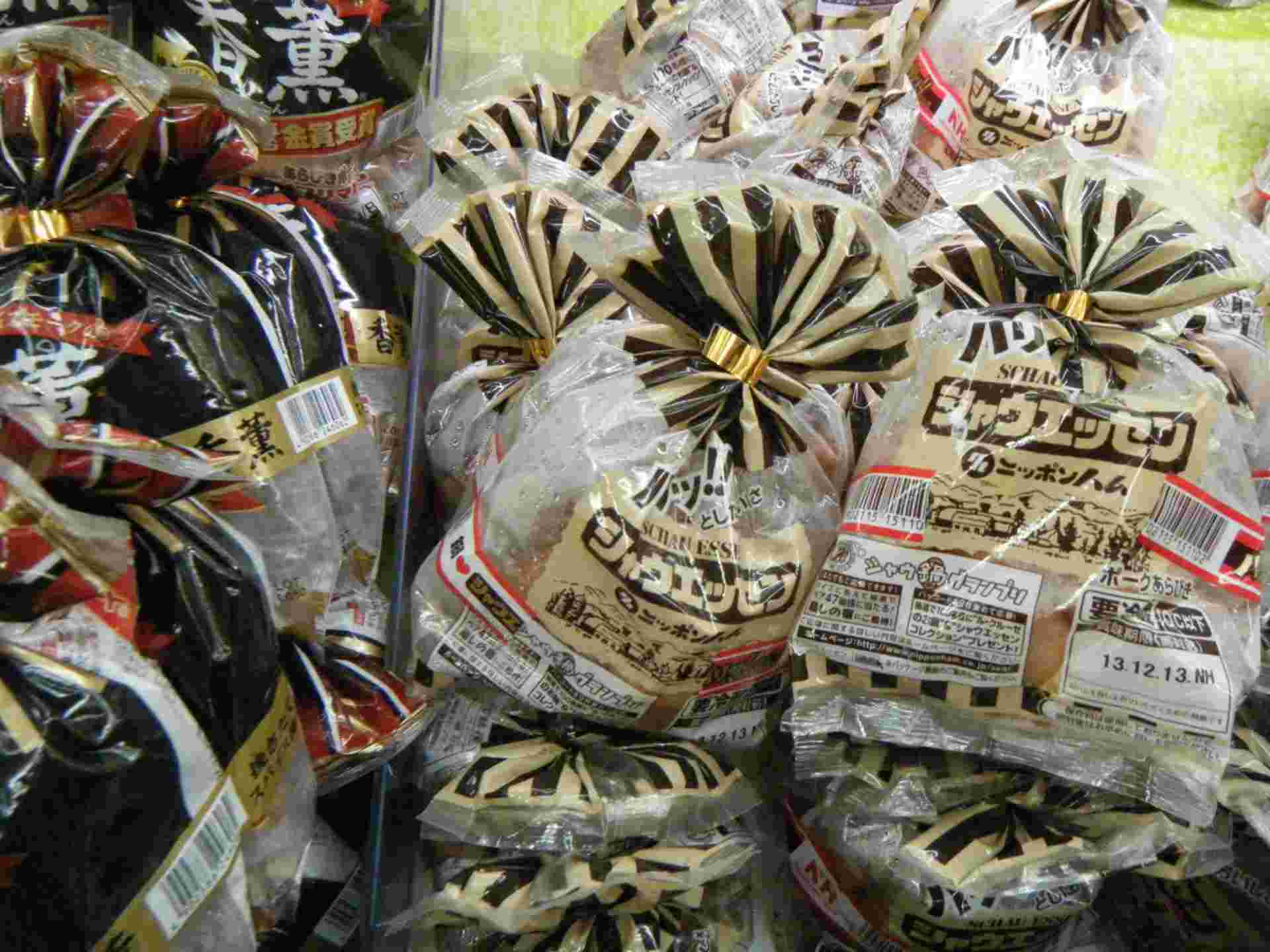 ウインナーが入った大量の袋