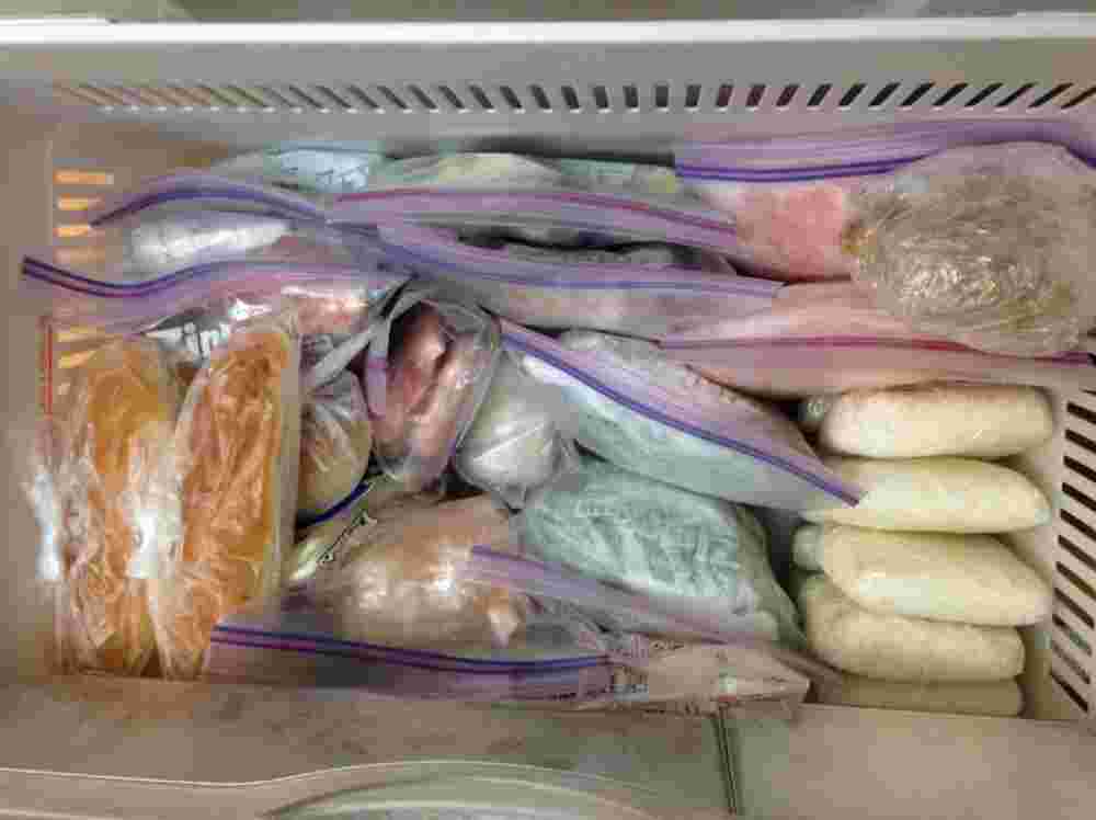 ウインナーなど食材がぎっしり詰まった冷凍庫