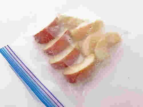 冷凍庫でりんごを保存する準備をしている様子