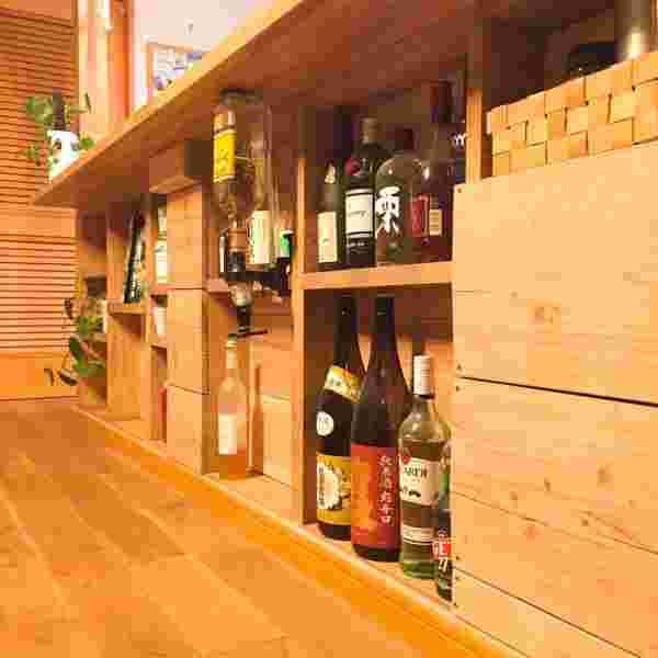 みせる収納をしているアルコールボトル