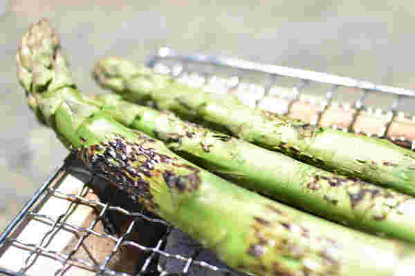網焼きされたアスパラ三本