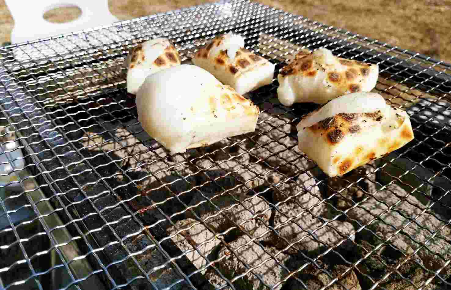 焼き網で餅を焼く画像