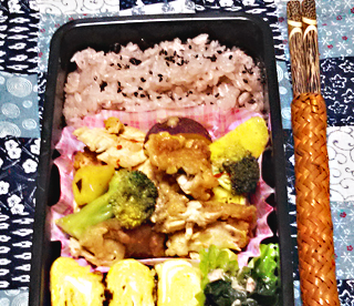 弁当のおかずに入れられたピリ辛炒め