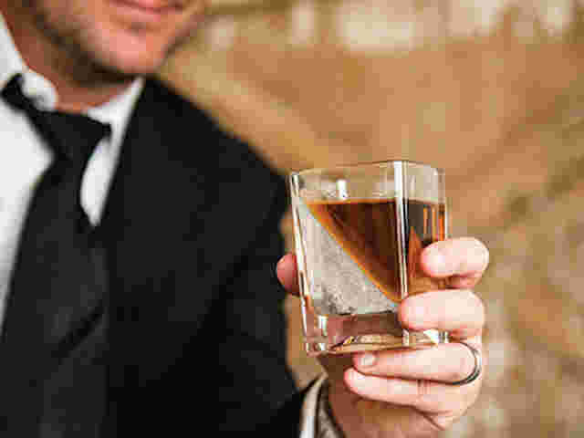 ウイスキーを飲んでいる人の画像
