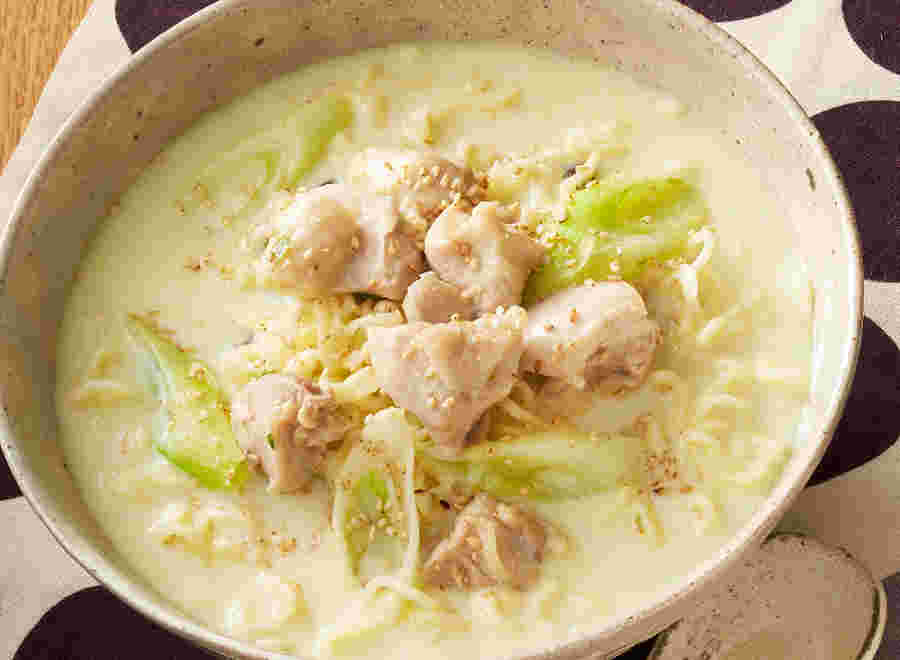 鶏とネギの豆乳煮込みラーメン