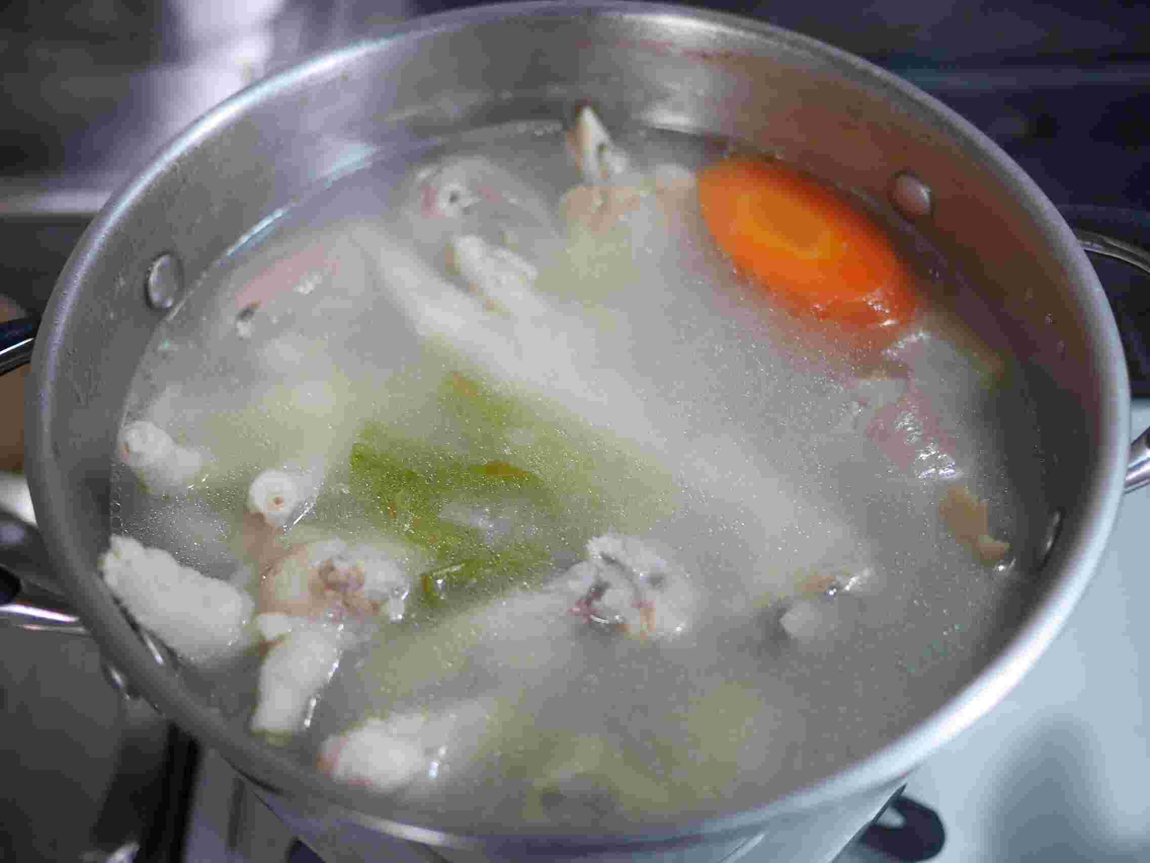 パイタンスープを作っている様子