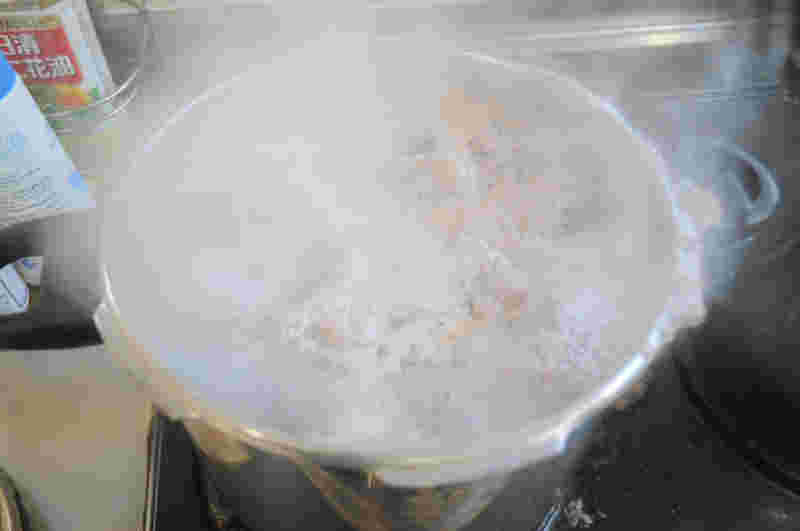 強火にかけられたパイタンスープ