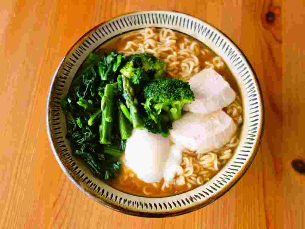 サラダチキンと冷凍野菜をたっぷりのせたラーメン