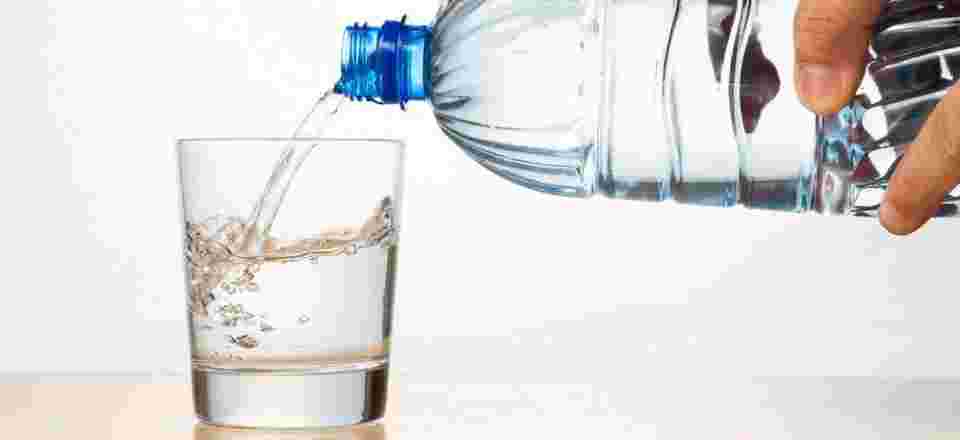 ペットボトルに水を注ぐ