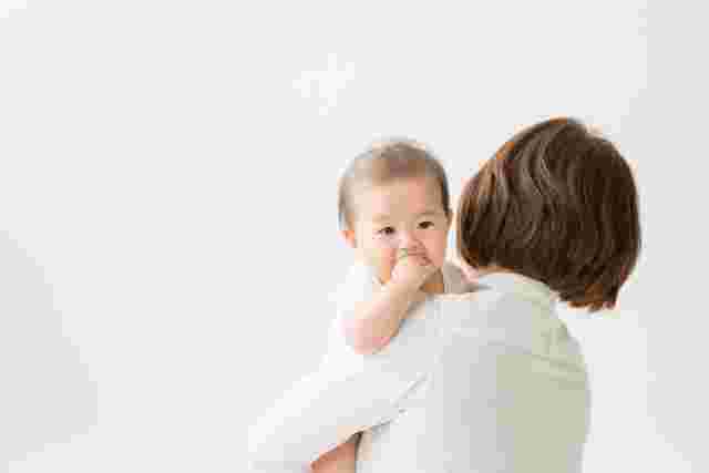 赤ちゃんを抱く女性