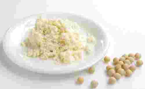 原材料である大豆と皿に盛りつけられたおから