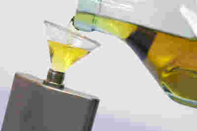 スキットルにお酒をそそぐ画像