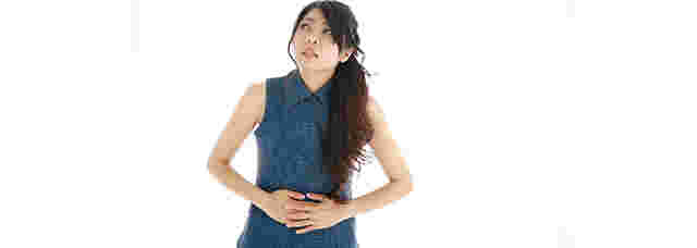 便秘で苦しんでいる女性