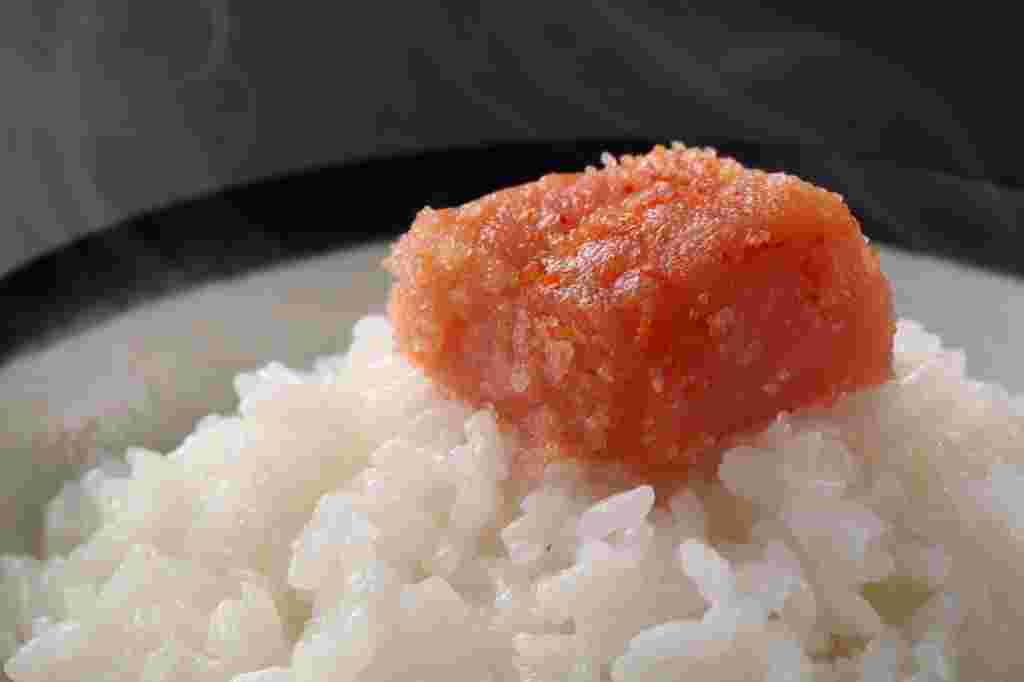 ご飯の上に明太子が乗っている画像