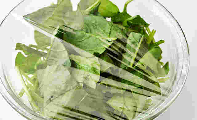 ほうれん草をレンジで茹でるところ